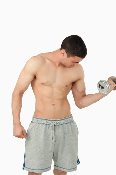 Jovem do sexo masculino fazendo levantamento de peso — Fotografia de Stock