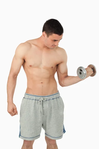 Sportler stemmt Gewichte — Stockfoto