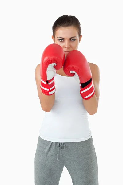 Mladá žena boxer v defenzivní postoj — Stock fotografie