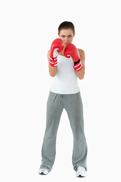 Vrouwelijke bokser nemen dekking — Stockfoto