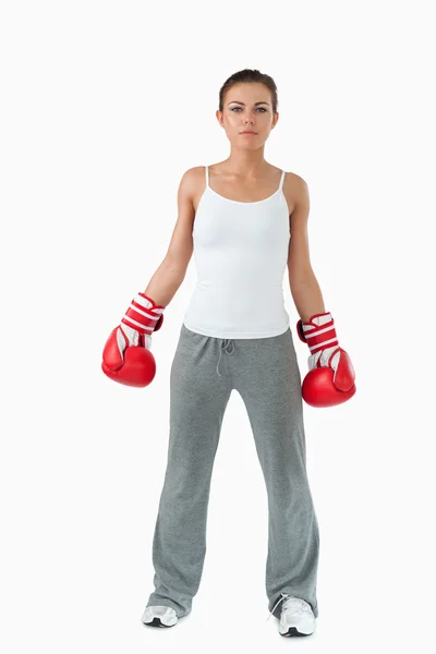 Mulher atlética com luvas de boxe em — Fotografia de Stock