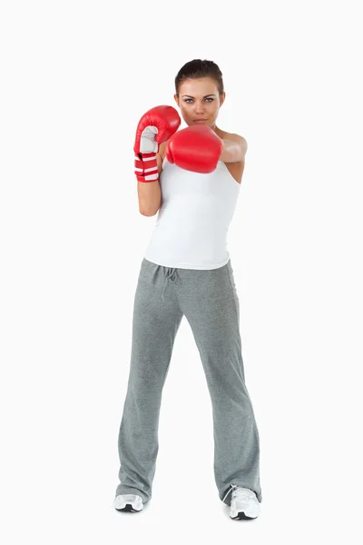 Жінка-боксер вражає з її лівою — стокове фото