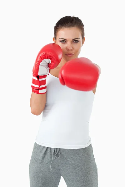 Молода жінка-боксер вражає ліворуч — стокове фото