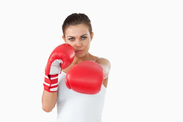 Jonge vrouwelijke bokser aanvallen met haar links — Stockfoto