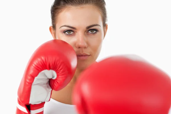 Mulher boxeadora atacando com a esquerda — Fotografia de Stock