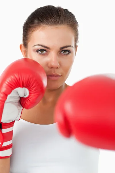 Mulher boxeadora batendo com a esquerda — Fotografia de Stock