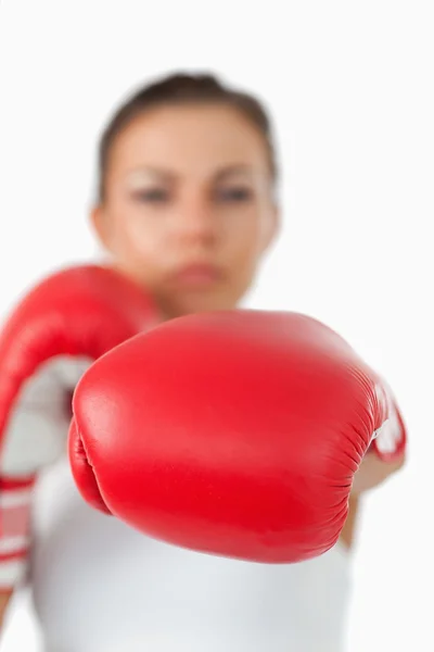 Puño izquierdo presentado por boxeadora femenina — Foto de Stock