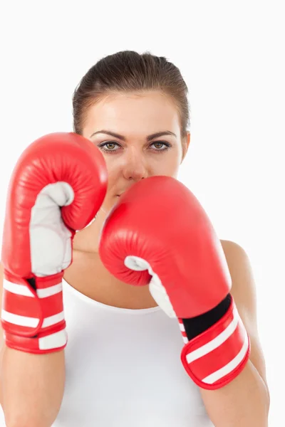Vrouwelijke bokser achter dekking — Stockfoto