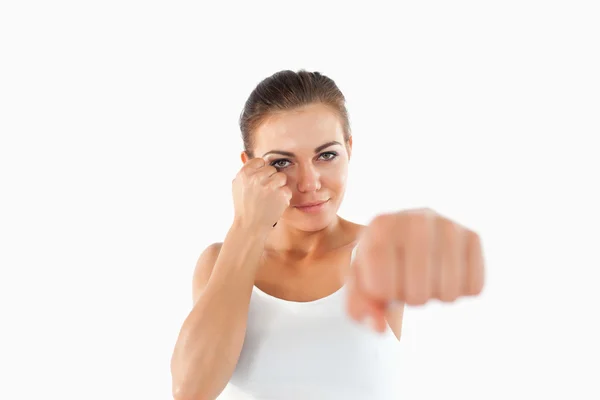 Kvinnliga kampsport fighter attackerar med vänstra näve — Stockfoto