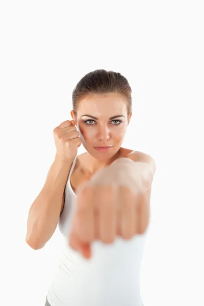 Женщина-боец боевых искусств бьет кулаком — стоковое фото