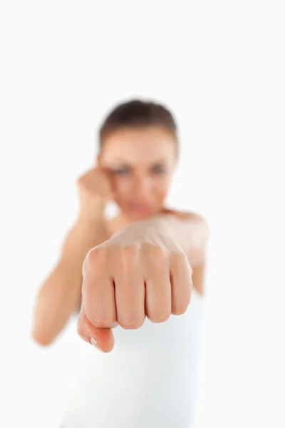 Pugno sinistro del combattente femminile di arti marziali che attacca — Foto Stock