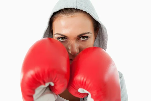 Vrouwelijke bokser met hoodie op het nemen van dekking — Stockfoto