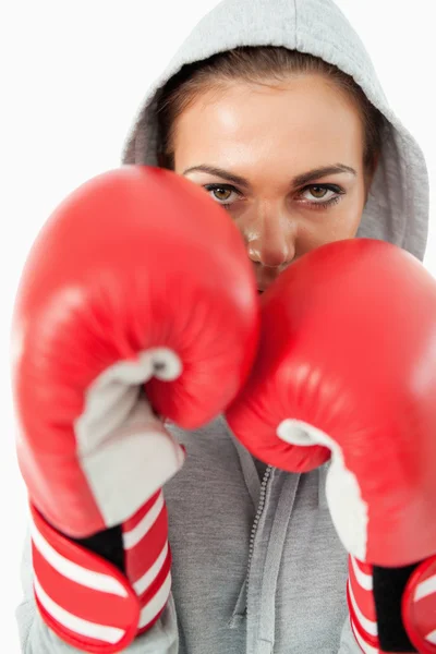 Jonge vrouwelijke bokser met hoodie op — Stockfoto