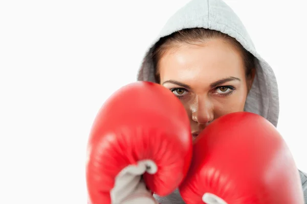 Boxer femme avec pull à capuche sur — Photo