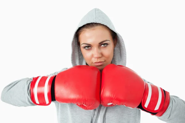 Mulher boxer usando camisola com capuz — Fotografia de Stock