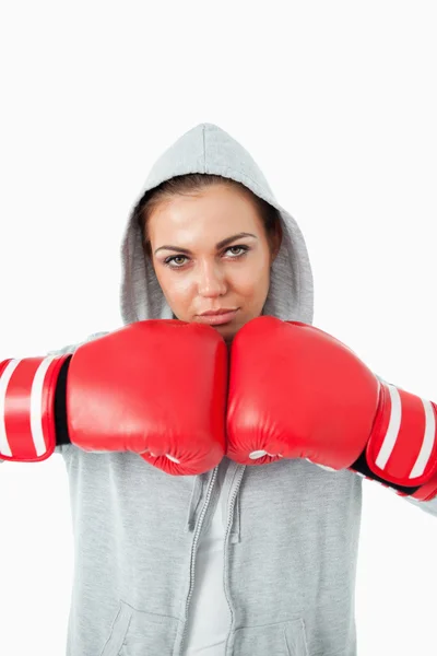 Mladá žena boxer na sobě svetr s kapucí — Stock fotografie