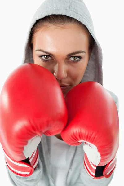 Boxer feminino vestindo uma camisola com capuz — Fotografia de Stock