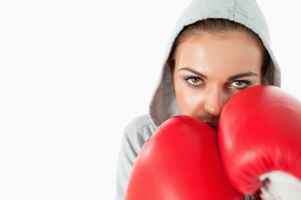 Kadın boksör içinde savunma pozisyonu üzerinde hoodie ile — Stok fotoğraf