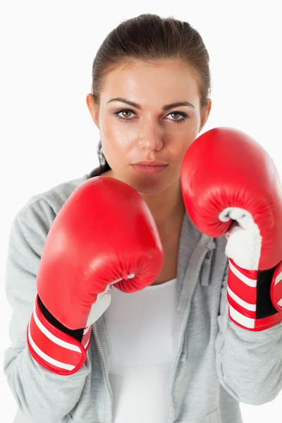 Retrato de uma jovem mulher com luvas de boxe — Fotografia de Stock