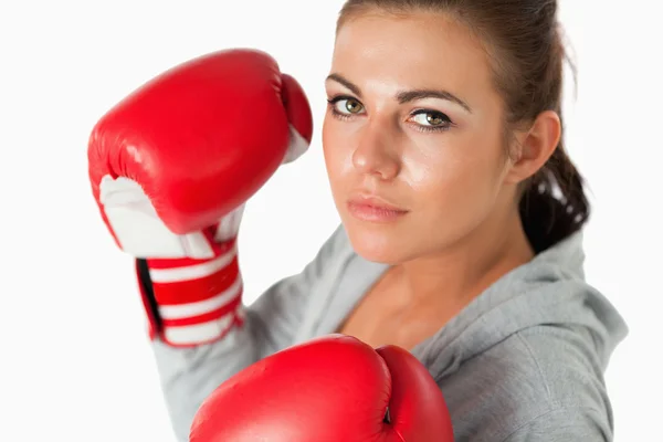 Niedliche Frau mit Boxhandschuhen — Stockfoto
