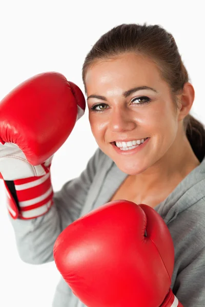 Retrato de una mujer sonriente con guantes de boxeo —  Fotos de Stock