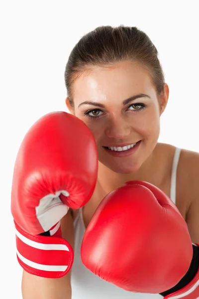 Portret van een mooie vrouw met bokshandschoenen — Stockfoto