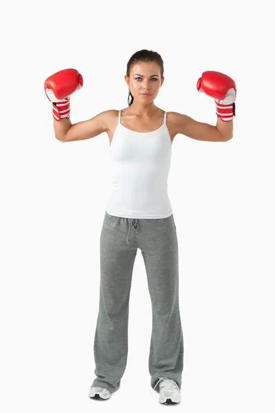 Retrato de uma mulher boxeadora de pé — Fotografia de Stock