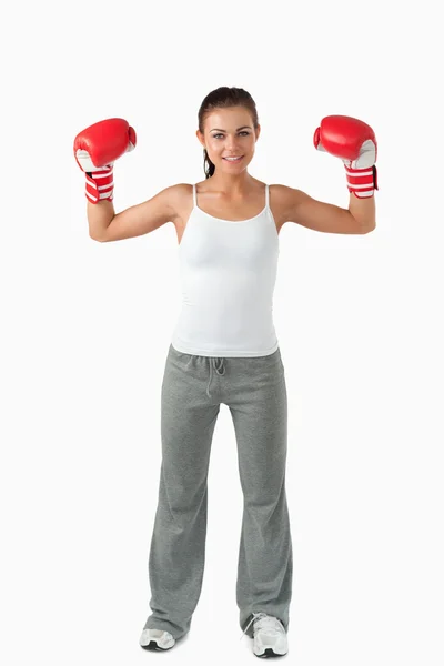 一个微笑着的女拳击手，站起来的肖像 — 图库照片