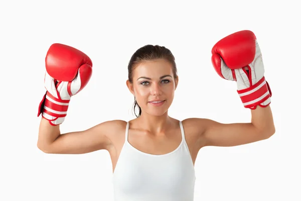 提高她的手臂的女拳击手 — 图库照片