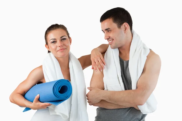 Söta par kommer att utöva yoga — Stockfoto