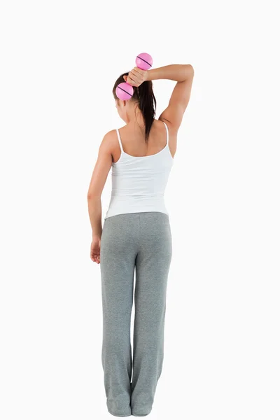 Portrét zdravé ženy cvičit s činkami — Stock fotografie