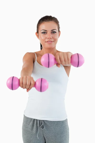Retrato de una mujer sonriente haciendo ejercicio con pesas —  Fotos de Stock