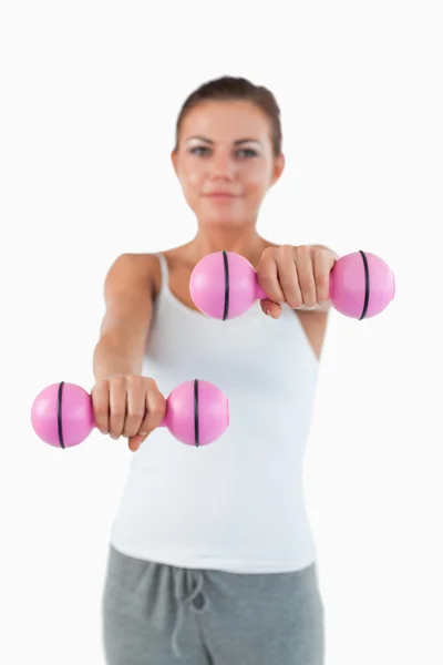 Retrato de una hermosa mujer haciendo ejercicio con pesas —  Fotos de Stock