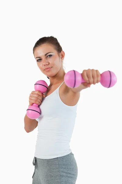 Retrato de una hermosa mujer haciendo ejercicio con pesas —  Fotos de Stock