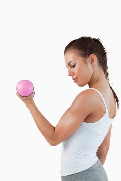 Portrait of a muscular woman working out with dumbbells — Stock Photo, Image