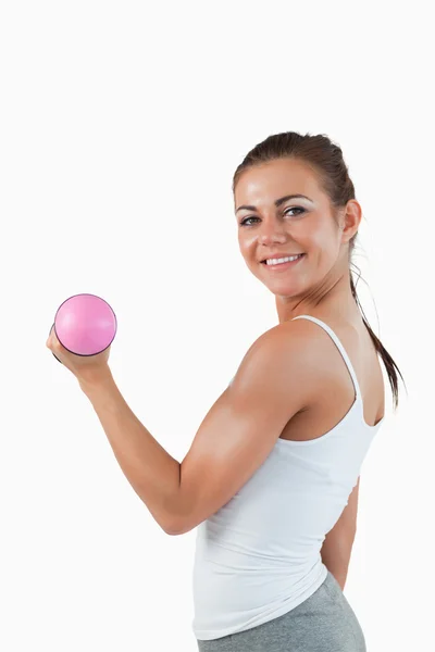 Portrét radostné ženy cvičit s činkami — Stock fotografie