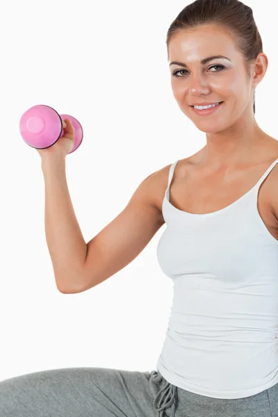 Primer plano de una joven haciendo ejercicio con pesas — Foto de Stock
