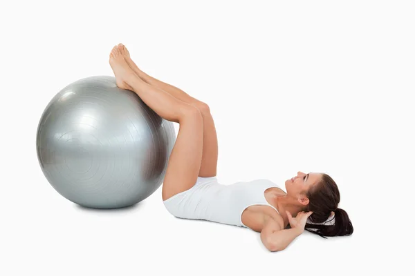 Mujer desarrollando sus abdominales con una pelota — Foto de Stock