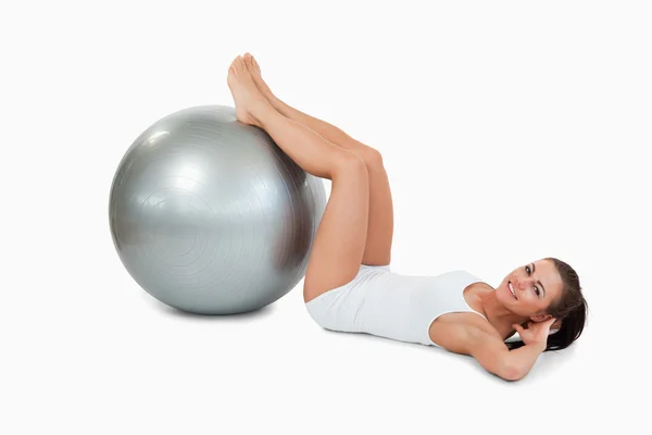 Bir top onun abs gelişmekte olan genç bir kadın — Stok fotoğraf