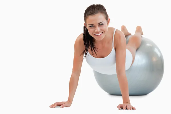 Lächelnde Frau beim Training mit einem Ball — Stockfoto