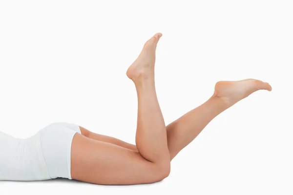 Kvinnlig kropp liggande på hennes mage — Stockfoto