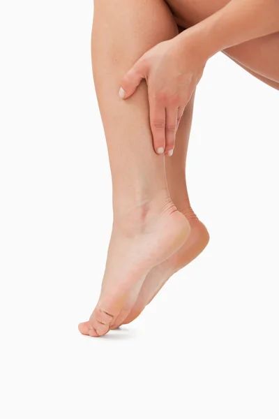 Zblízka ženské ruky, když nohy — Stock fotografie