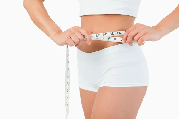 Corpo feminino com fita métrica — Fotografia de Stock