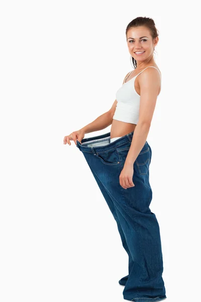 Portrét ženy nosit příliš velké kalhoty — Stock fotografie