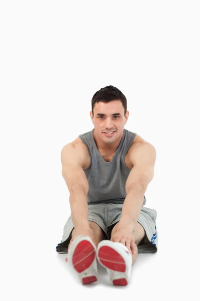 背骨を伸ばすスポーツ男の肖像 — ストック写真