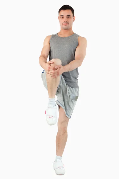 Portrét muže protahování nohou — Stock fotografie