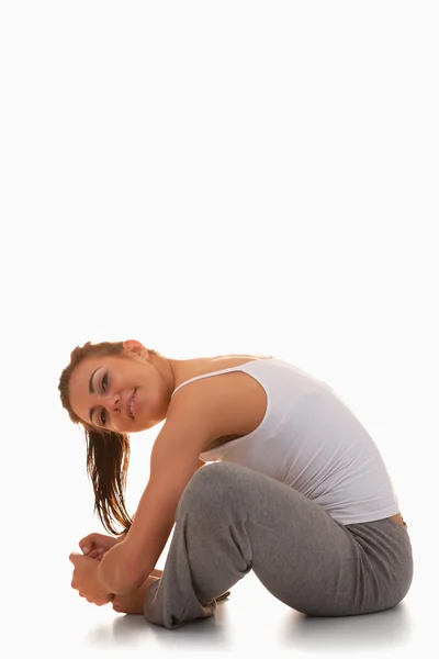 Portret van een jonge vrouw die haar benen zich uitstrekt — Stockfoto