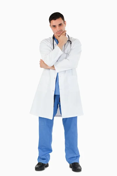 Retrato de um médico de pé — Fotografia de Stock