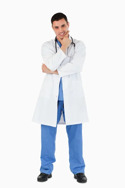Retrato de un joven médico de pie — Foto de Stock