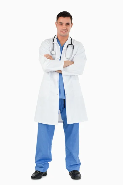 双臂交叉站着一名医生的肖像 — 图库照片